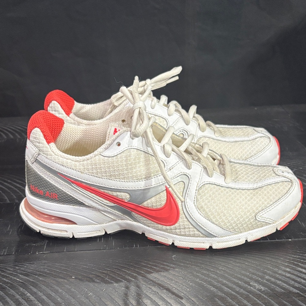 Nike Air Visi Sleek in White and Red